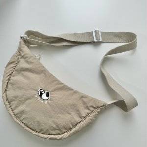 NTHU電繡胖達弧形肩背包_卡其