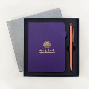 NTHU溫潤質感筆記本(隨身B6)+耀金筆禮盒_紫色校徽款