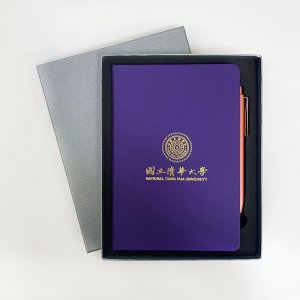 NTHU溫潤質感筆記本(實用A5)+耀金筆禮盒_紫色校徽款