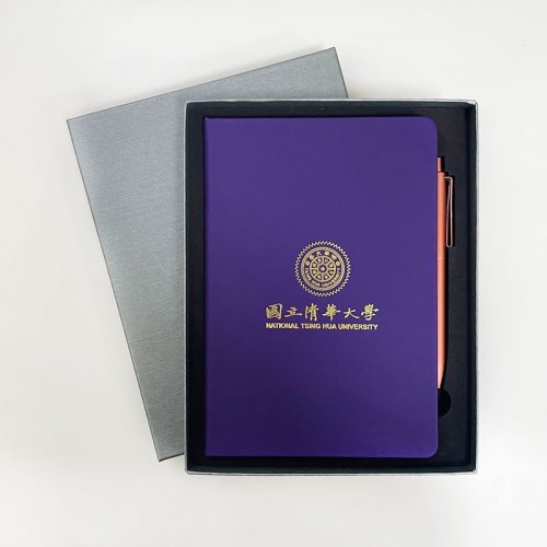 NTHU溫潤質感筆記本(實用A5)+耀金筆禮盒_紫色校徽款